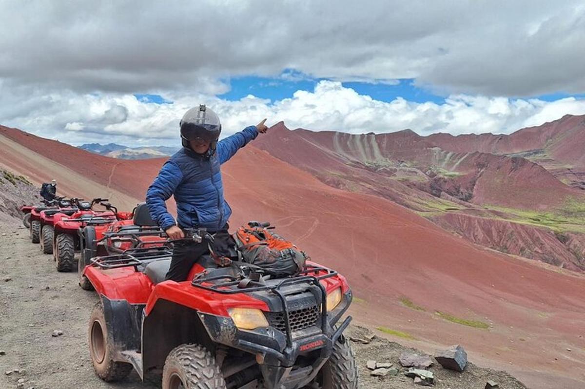 una persona che viaggia su un veicolo a quattro ruote su una montagna