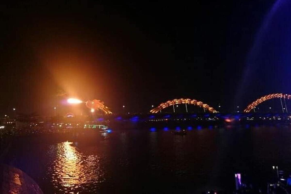 una vista notturna di un ponte sopra uno specchio d'acqua