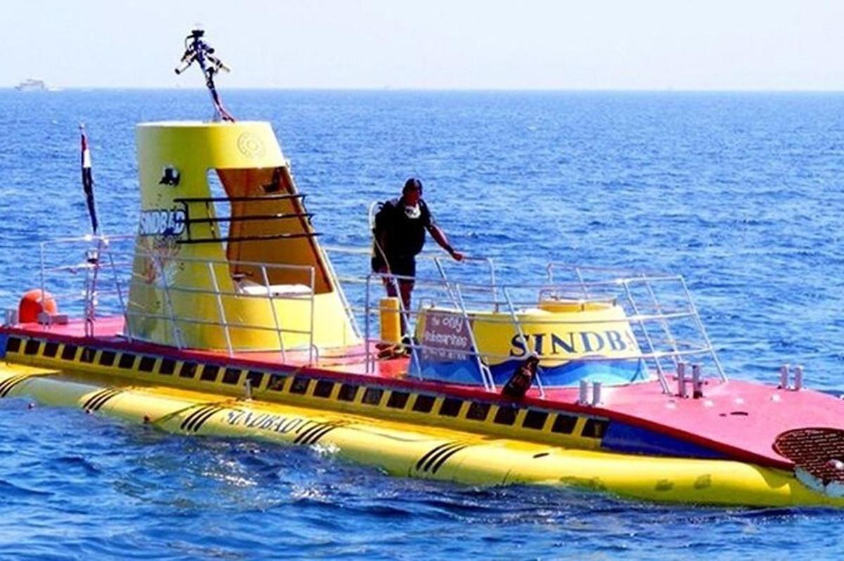 ein Mann steht auf einem kleinen Boot im Meer