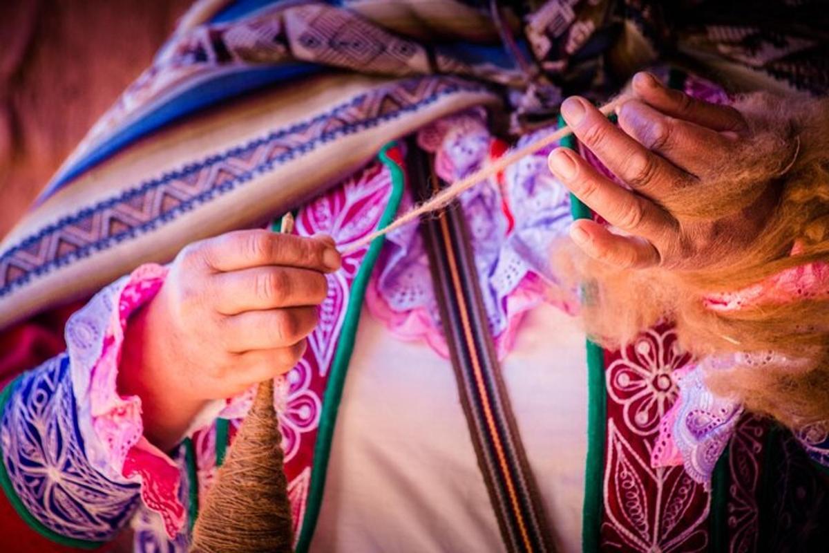 una donna che tiene un ombrello con le mani