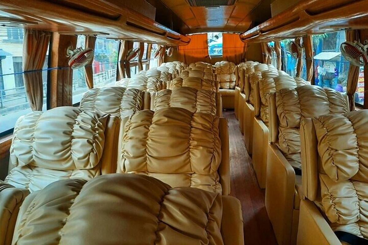 řada prázdných sedadel v autobuse