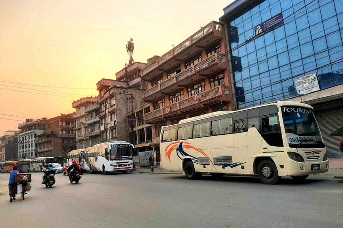 Skupina autobusů a motocyklů na městské ulici