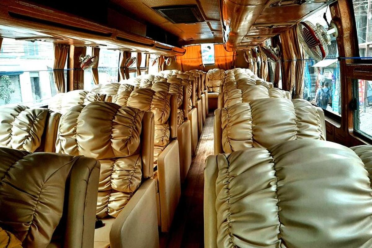 prázdný autobus s volnými sedadly v autobuse