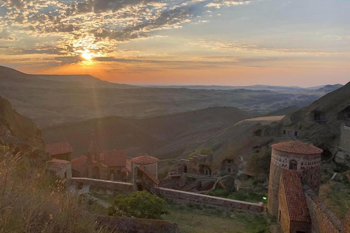 una vista delle montagne con il tramonto sullo sfondo