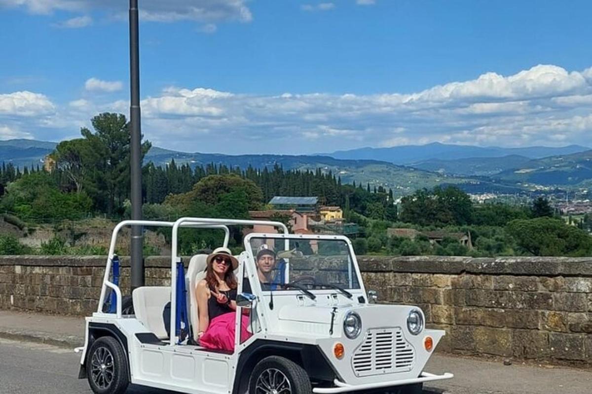 un uomo e una donna in un golf cart