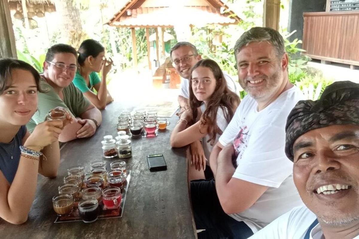 sekumpulan orang duduk di sekeliling meja dengan minuman