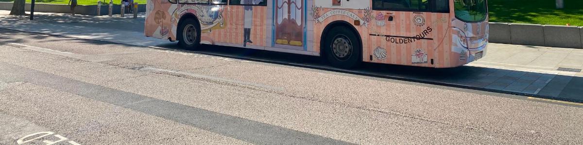 autobus je parkiran uz rub ulice