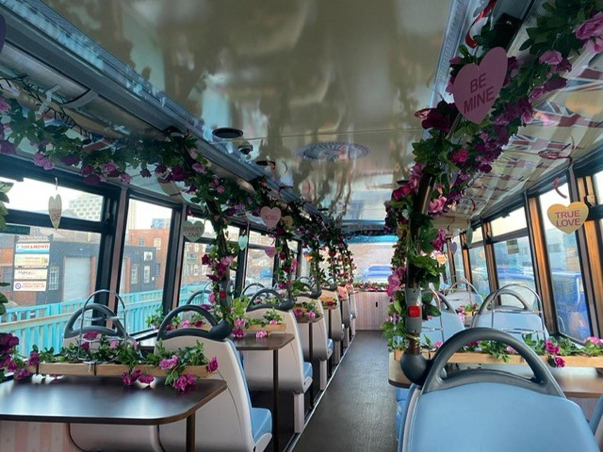 autobus sa stolovima i stolicama s cvijećem na njemu