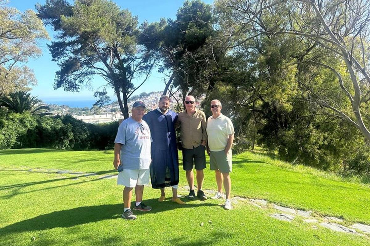 skupina moških, ki pozirajo za sliko na igrišču za golf