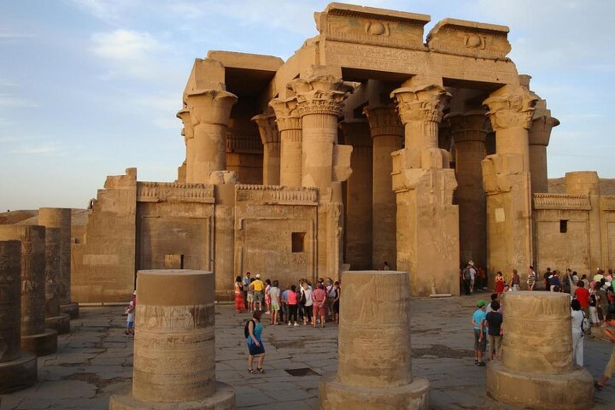 مجموعة من الأشخاص يقفون أمام مبنى
