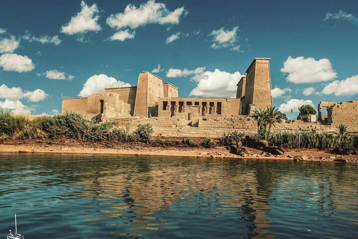 مبنى كبير بجوار مسطح مائي