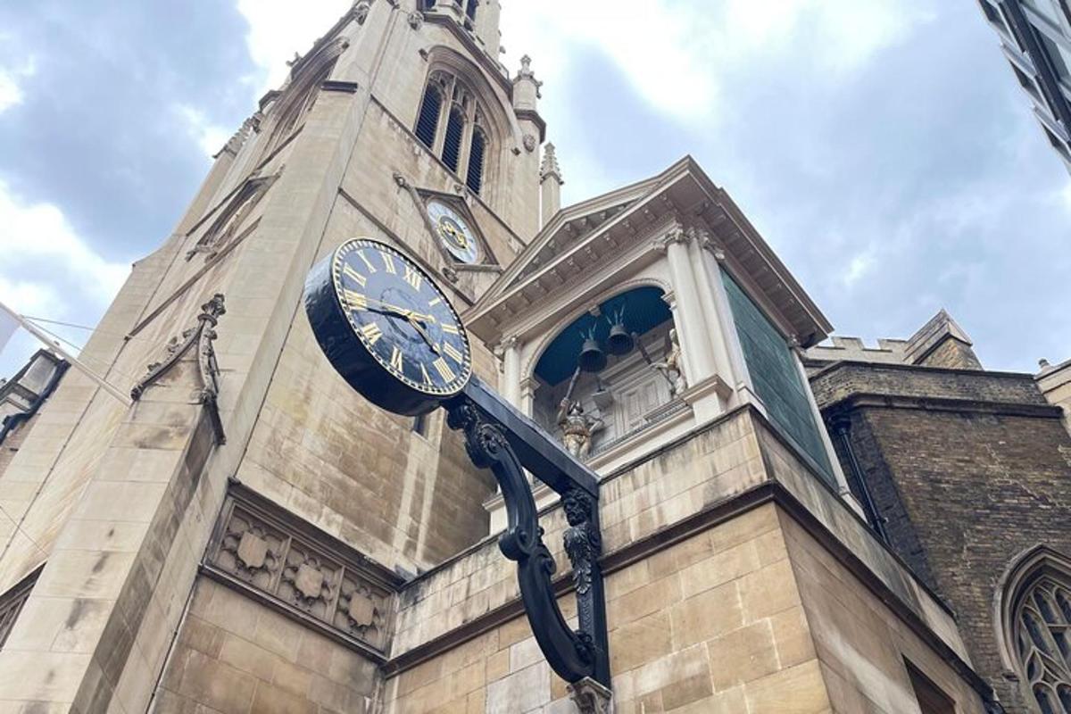 eine Uhr an der Seite eines Gebäudes mit einem Turm