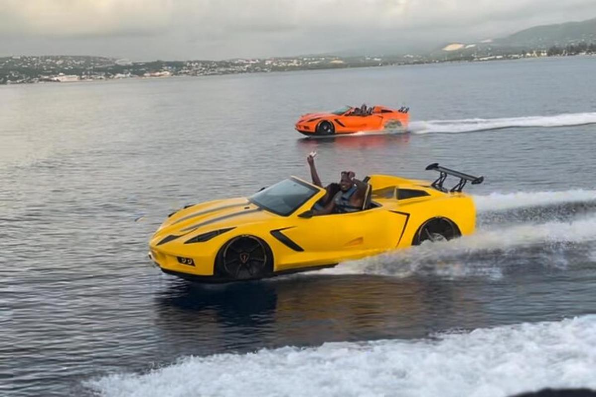 žluté auto a oranžová loď ve vodě