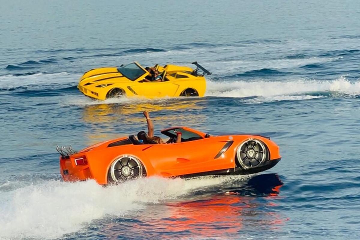 двоє людей у помаранчево-жовтому автомобілі у воді
