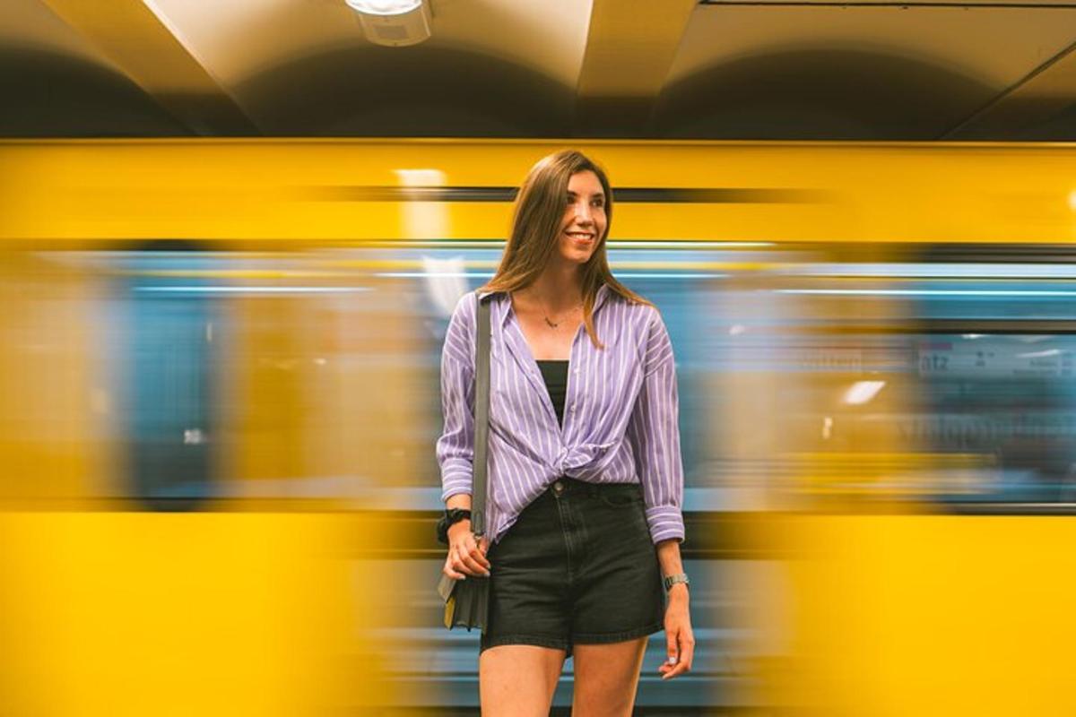 uma mulher parada na frente de um trem amarelo