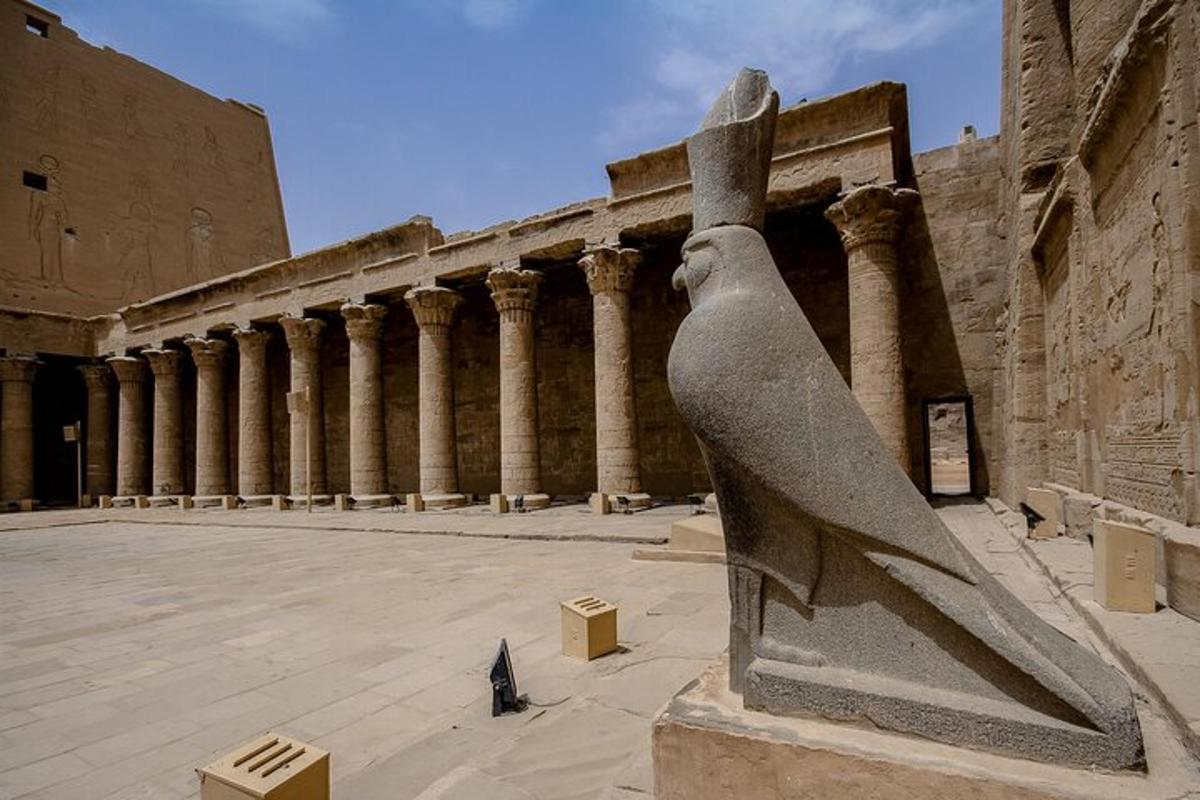 uma estátua de uma mulher em pé em frente a um prédio