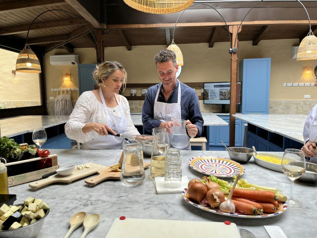 um homem e uma mulher em pé em uma cozinha
