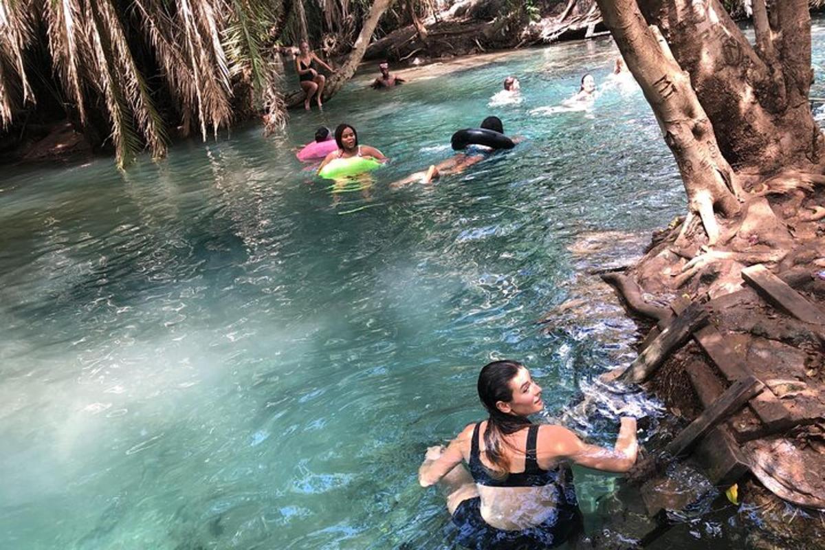 un gruppo di persone che nuotano in un fiume
