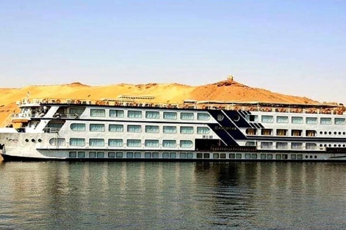 una grande nave da crociera in acqua