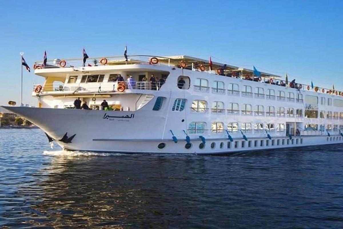 una grande nave da crociera bianca in acqua