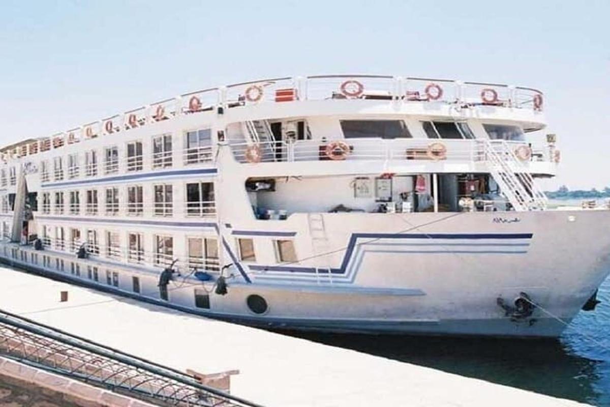 una grande nave da crociera è attraccata a un molo
