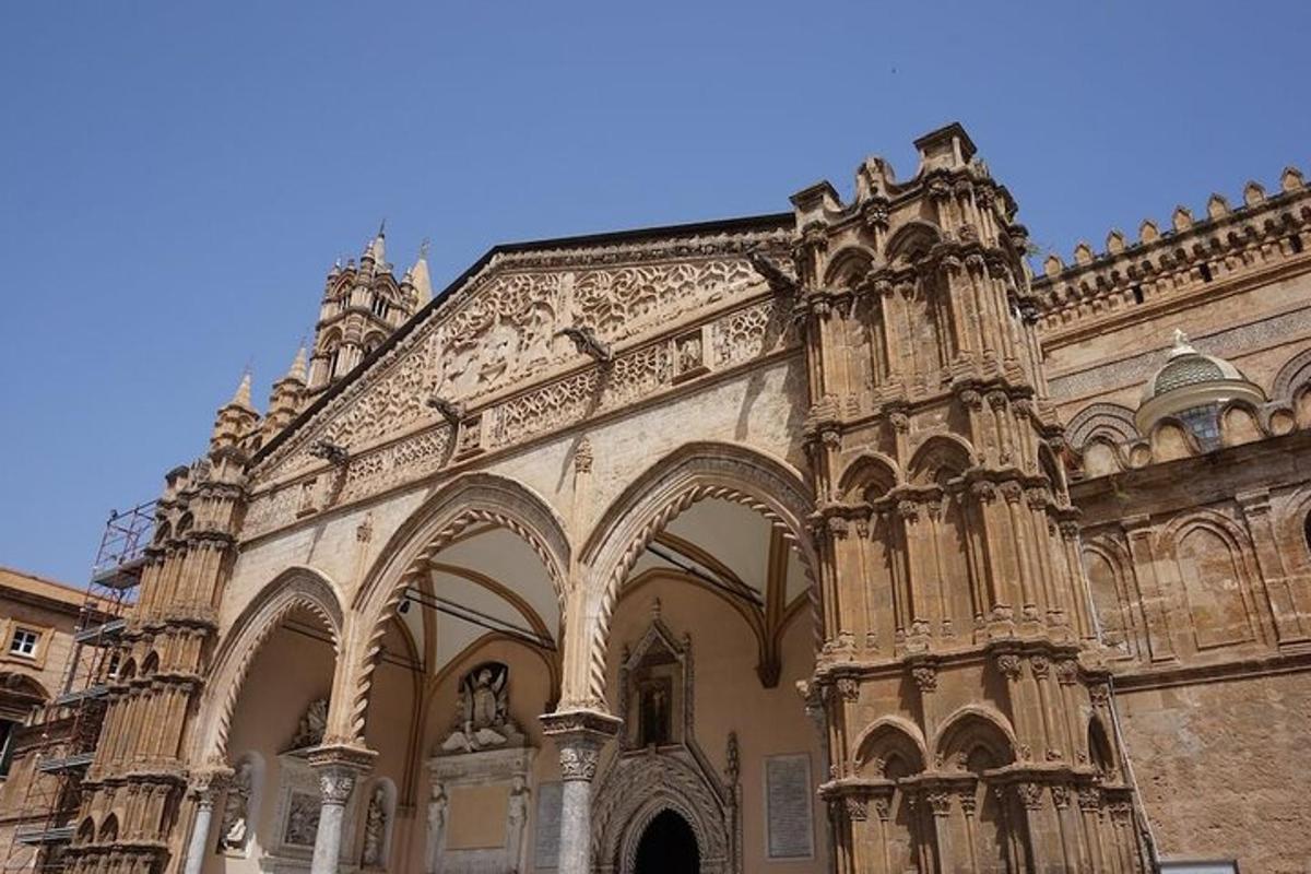 un gran edifici de pedra amb un edifici ornamentat