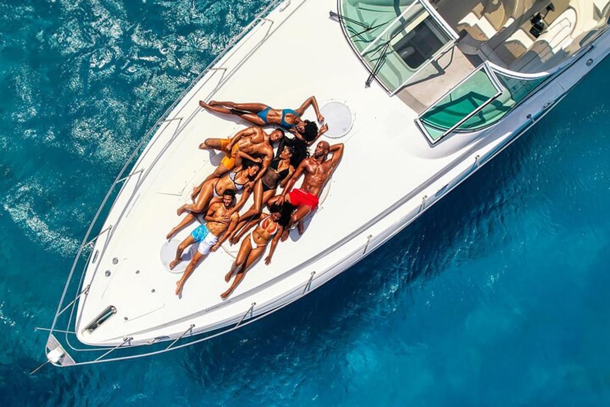 un grup de persones estirades en una barca a l'aigua