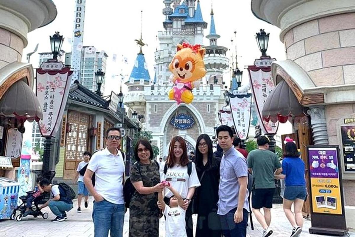 hópur fólks stendur fyrir framan Disney World
