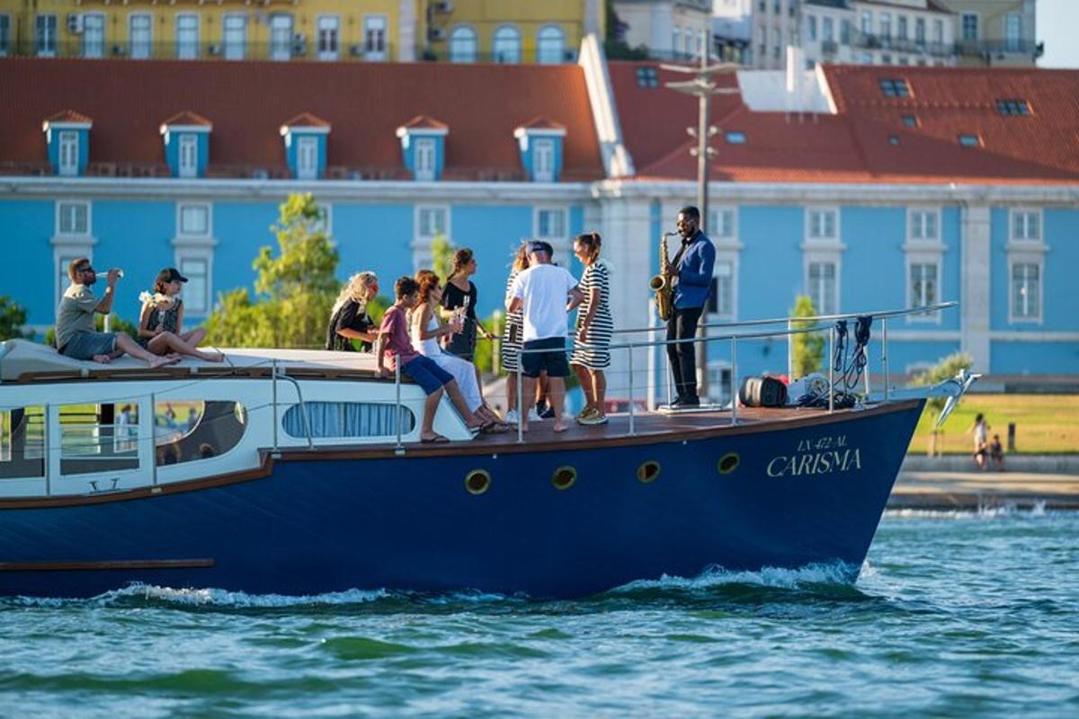 un groupe de personnes sur un bateau dans l'eau