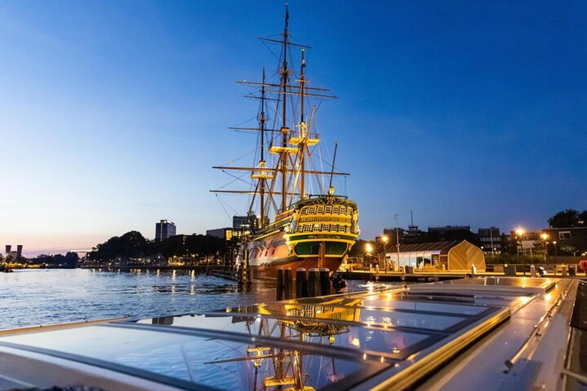 una grande nave attraccata in un porto di notte
