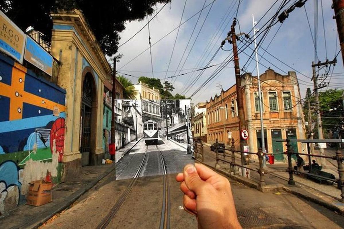 la mano di una persona indica una strada cittadina