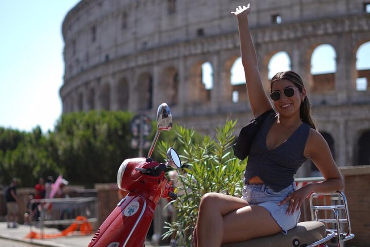 kolu havada bir scooter üzerinde oturan bir kadın