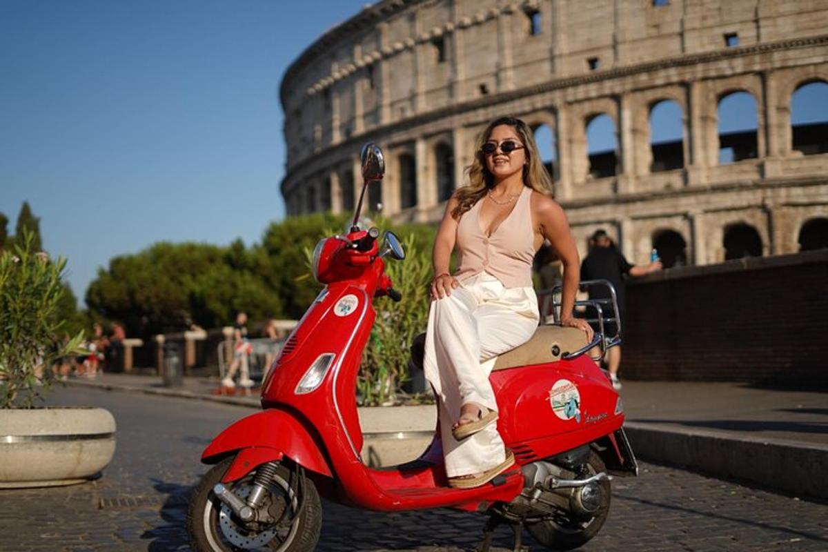 una donna seduta su uno scooter rosso davanti al Colosseo