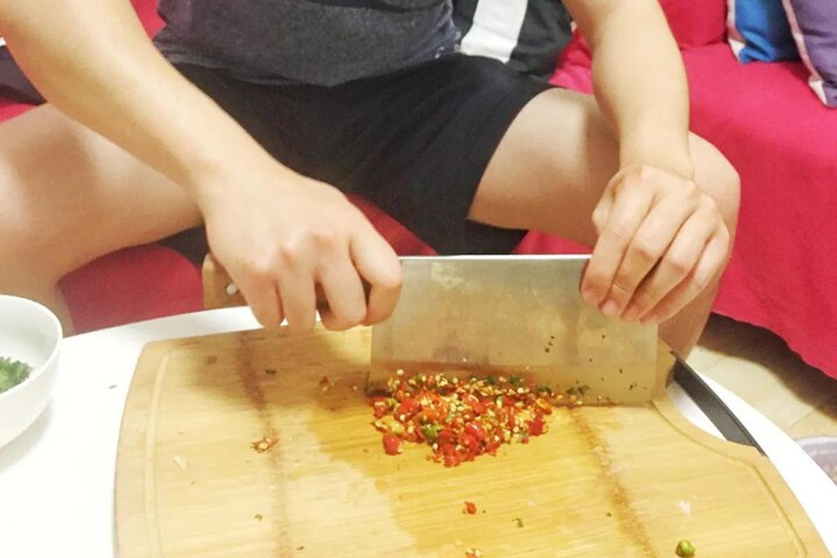 一个人正在砧板上切食物