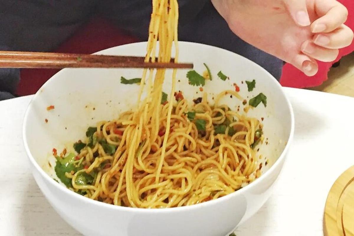 一个人用筷子吃面条