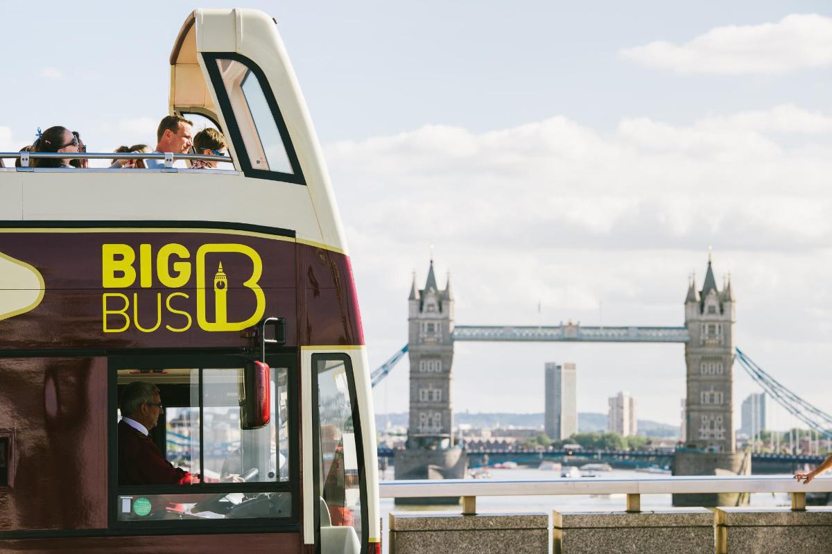 un autobus a due piani davanti al Tower Bridge