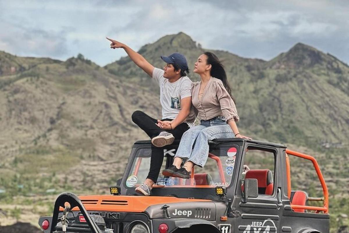 un uomo e una donna seduti sul retro di un camion