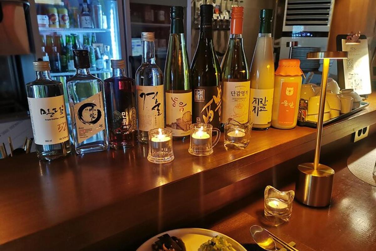 um monte de garrafas de vinho em um balcão