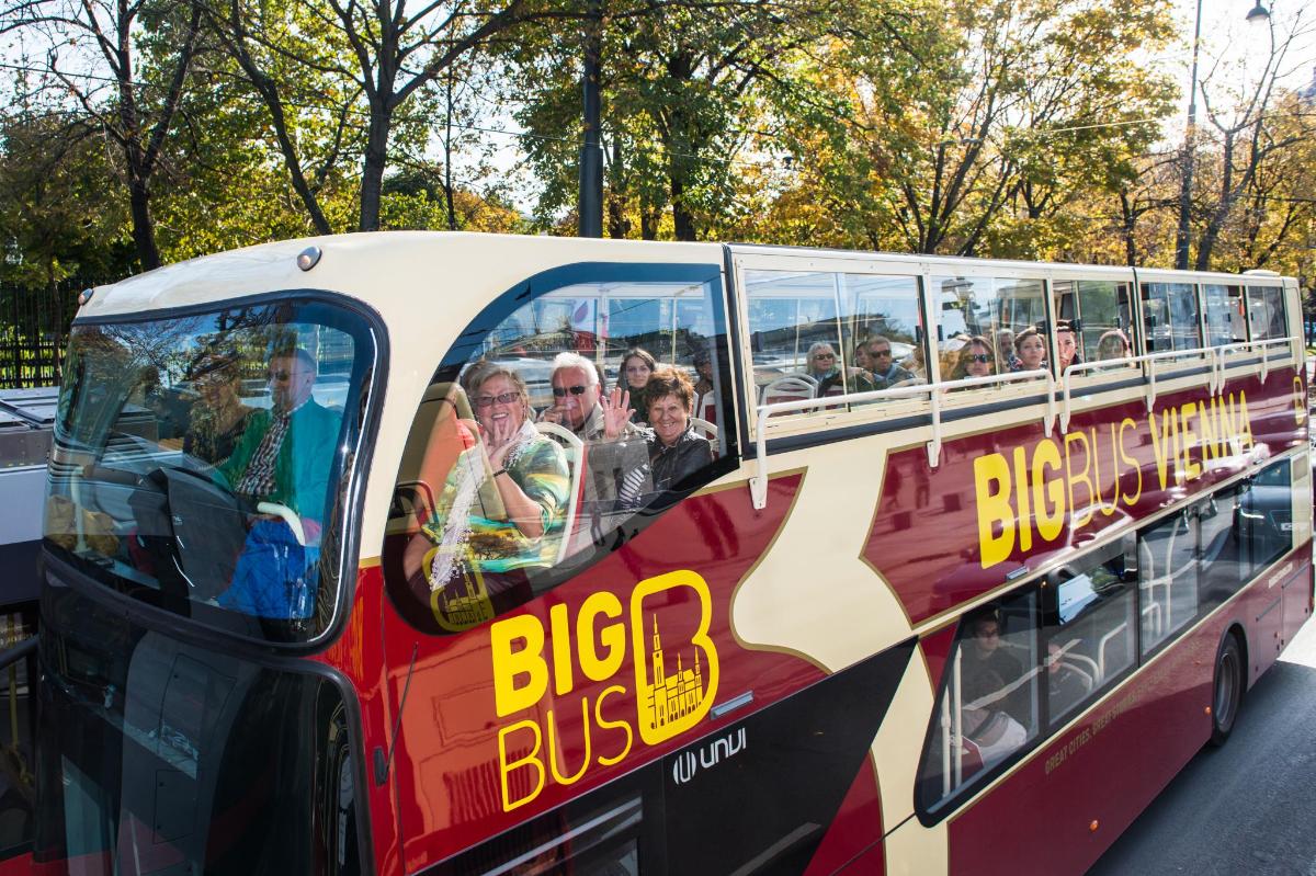 avtobus z ljudmi, ki sedijo ob strani
