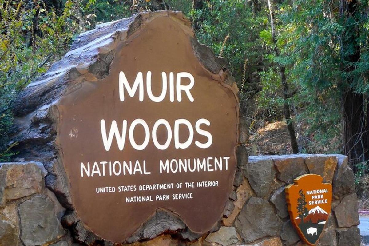 un cartello per il monumento nazionale di Mirt Woods