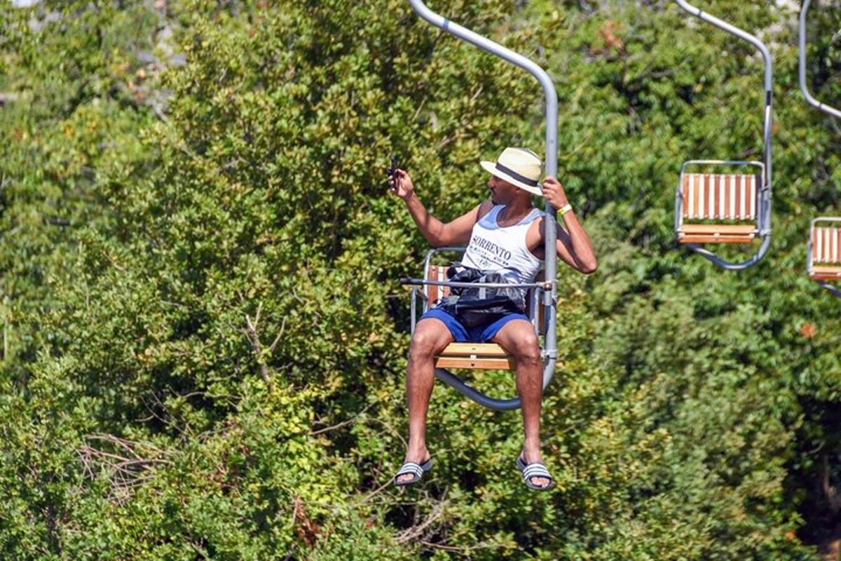 ένας άντρας κάνει βόλτα με μια γόνδολα