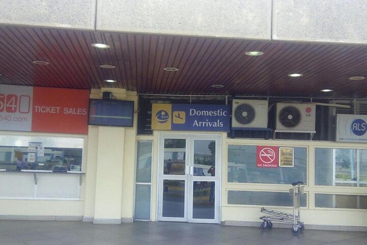 výklad obchodu so sklenenými dverami v nákupnom centre