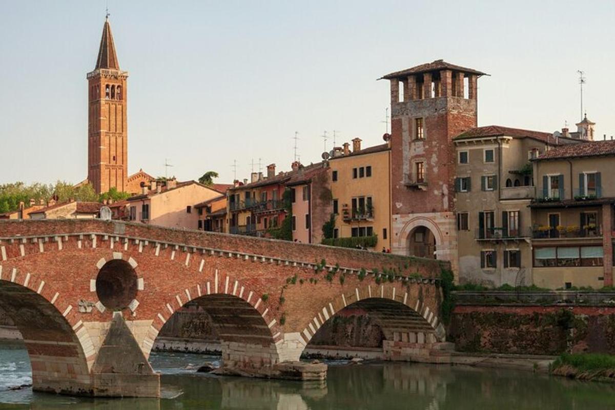 un ponte sopra un fiume in una città con edifici