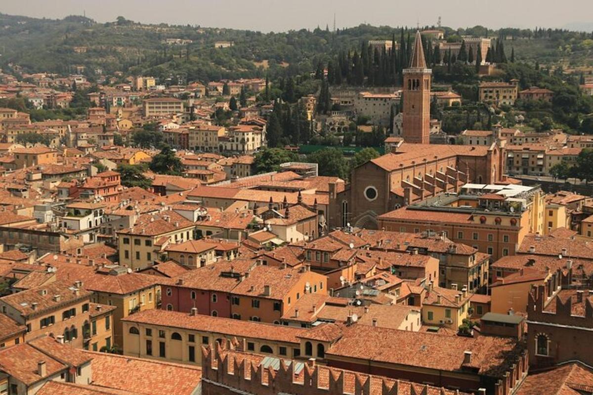 una vista aerea di una città con edifici