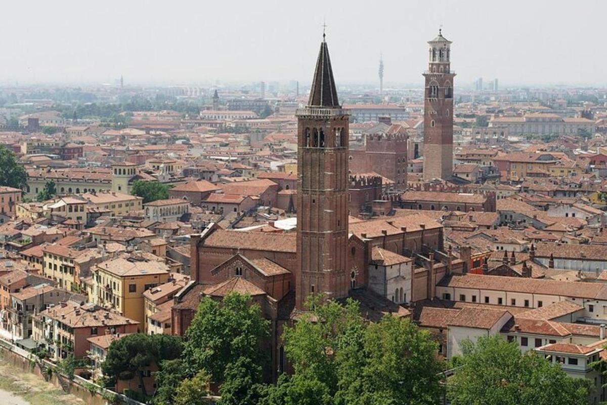 una vista aerea di una città con una torre dell'orologio