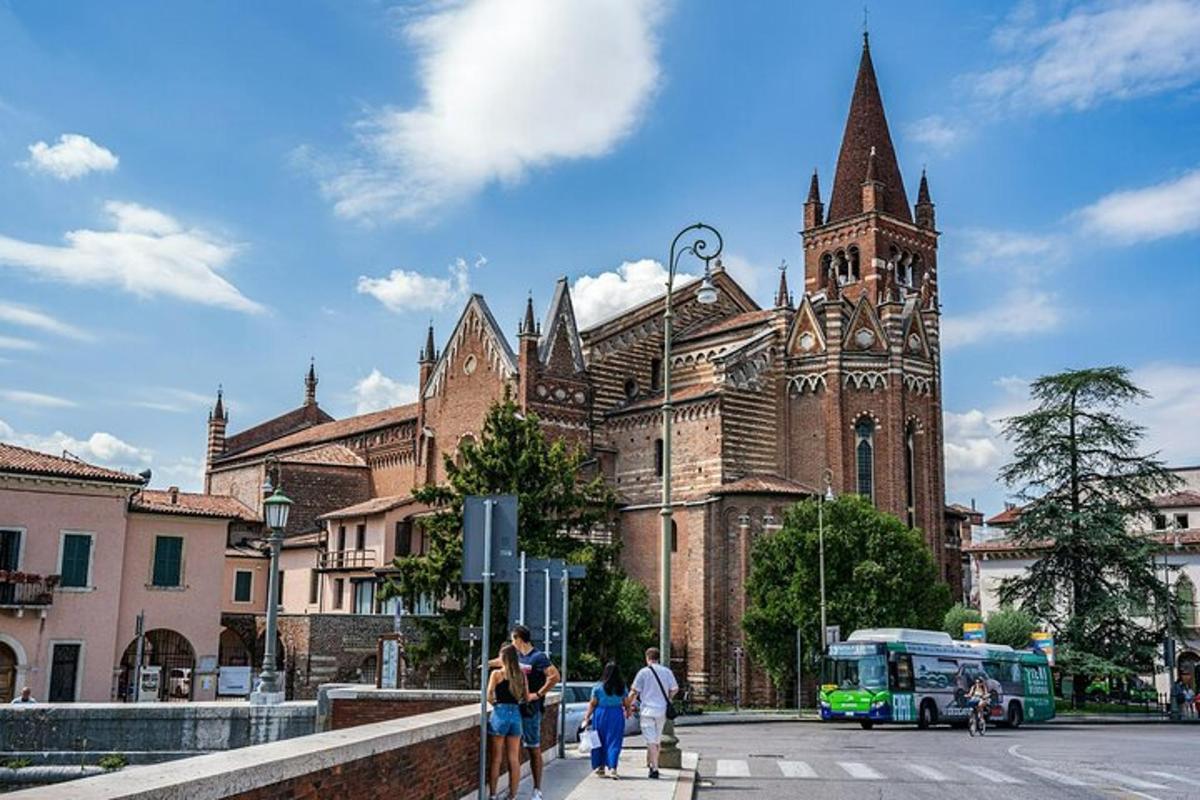 una chiesa con una torre dell'orologio e un autobus