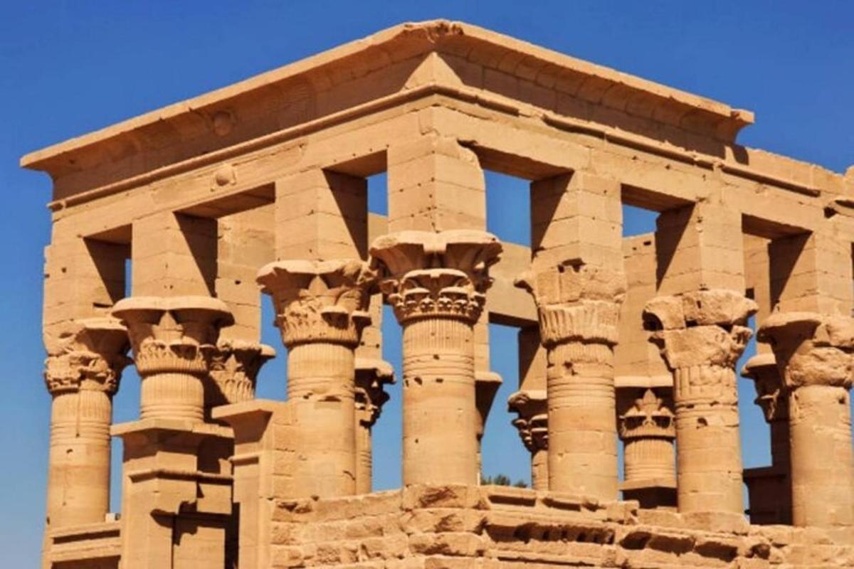 Un edificio antiguo con columnas frente a un cielo azul.
