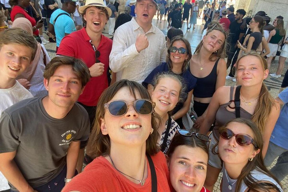 un gruppo di persone che posano per una foto