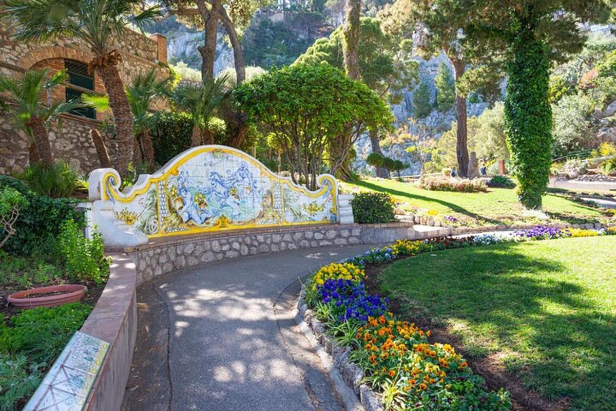 una panchina bianca seduta in un giardino con fiori