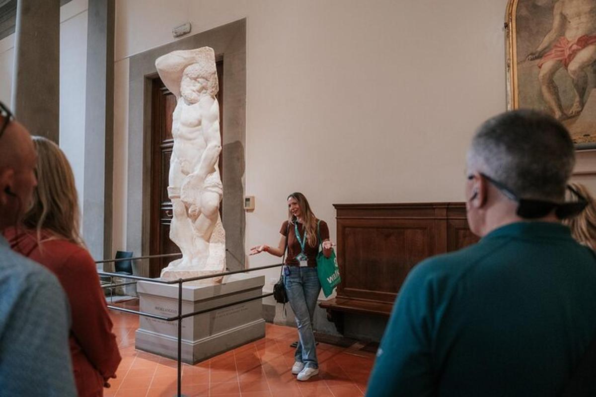 uma mulher parada em um museu olhando para uma estátua